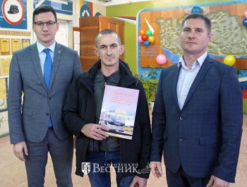 А.Ю. Мудров и Е.А. Абрамов награждают Е.В. Митькина