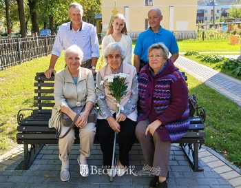 Г.Ф. Звонова (в центре) в музейном дворике перед началом мероприятия
