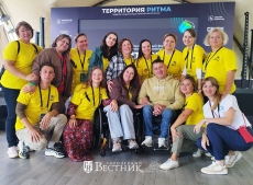 Инициатор форума Роман Пономаренко (в центре) и команда № 2