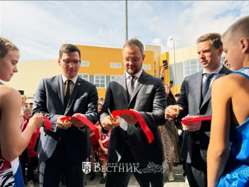 А.Ю. Мудров, С.Э. Морозов и Д.С. Кабайло торжественно перезают красную ленточку на открытии Центра бокса