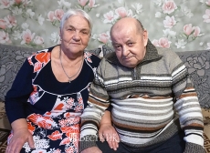 Бабушка рядышком с дедушкой