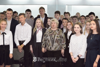 На общешкольном мероприятии «Классная встреча» с директором школы  Н.А. Тамаровой 