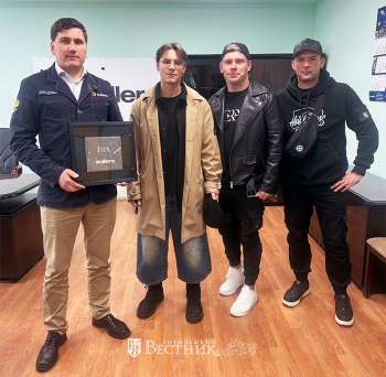 Авторы проекта И. Попов, К. Муравьёв и А. Рябцов дарят виниловую пластинку с записью трека И.И. Сахабиеву