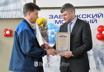 Глава администрации Городецкого района В.В. Беспалов вручает награду  Э.Н. Кузьмину, руководителю испытательного центра «Мотор» управления главного конструктора НТЦ ЗФ ООО «УАЗ»