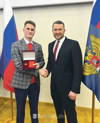 А.С. Кудряшов поздравляет Е.А. Мельникова с вручением награды