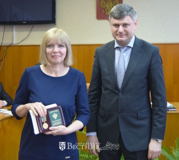 Глава администрации Городецкого района В.В. Беспалов вручает медаль Л.В. Антоновой, технику-землеустроителю Федуринской администрации, переписчику ВСХП