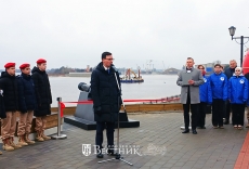 Стоит пушка у Волги...