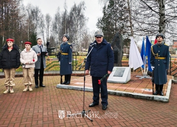 Заместитель начальника Управления Росгвардии по Нижегородской области по военно-политической работе полковник С.Г. Ильин (в центре) на митинге  в честь Дня Героев Отечества в сквере Победы