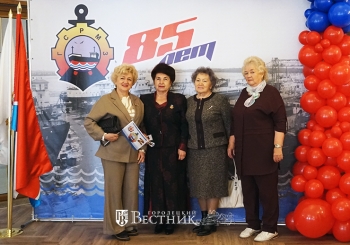 Ветераны завода Людмила Дмитриевна Васильева, Татьяна Ульяновна Молькова, Лариса Николаевна Раева, Лидия Владимировна Горькова (слева направо)