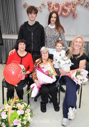 Н.П. Дикушина с семьёй