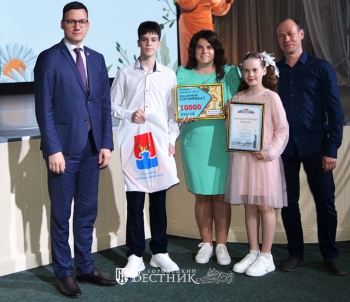 А.Ю. Мудров поздравляет семью Нечаевых с победой в конкурсе